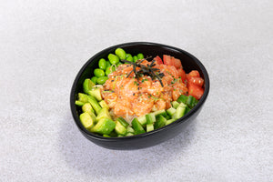 Poke bowl με μαριναρισμένο Σολομό σε dressing από σουσάµι