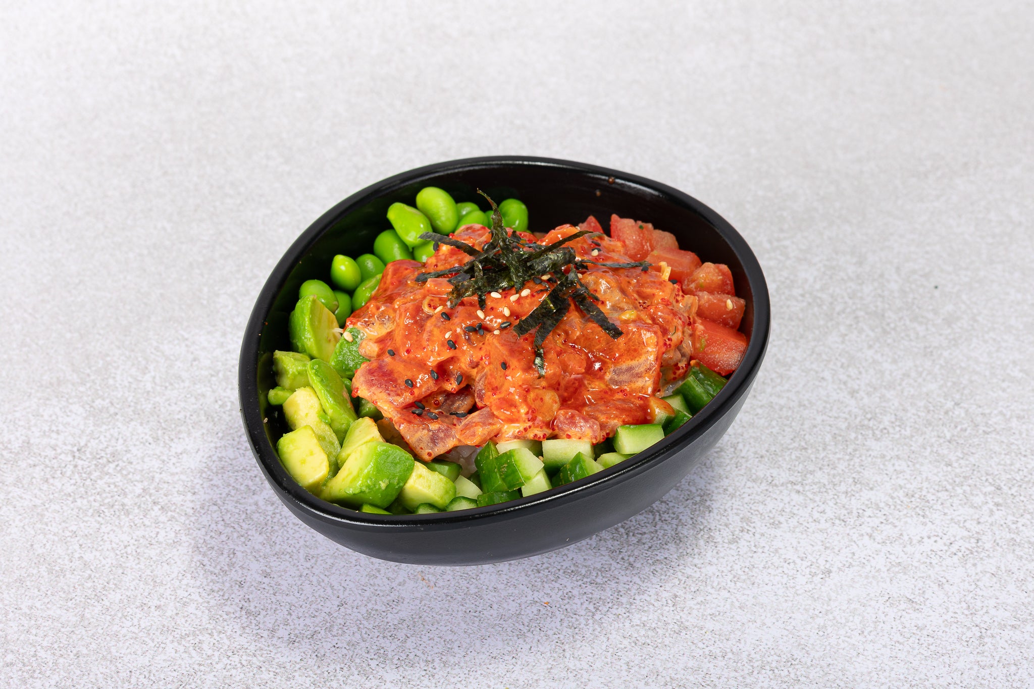 Poke bowl με τόνο μαριναρισμένο σε πικάντικη sauce