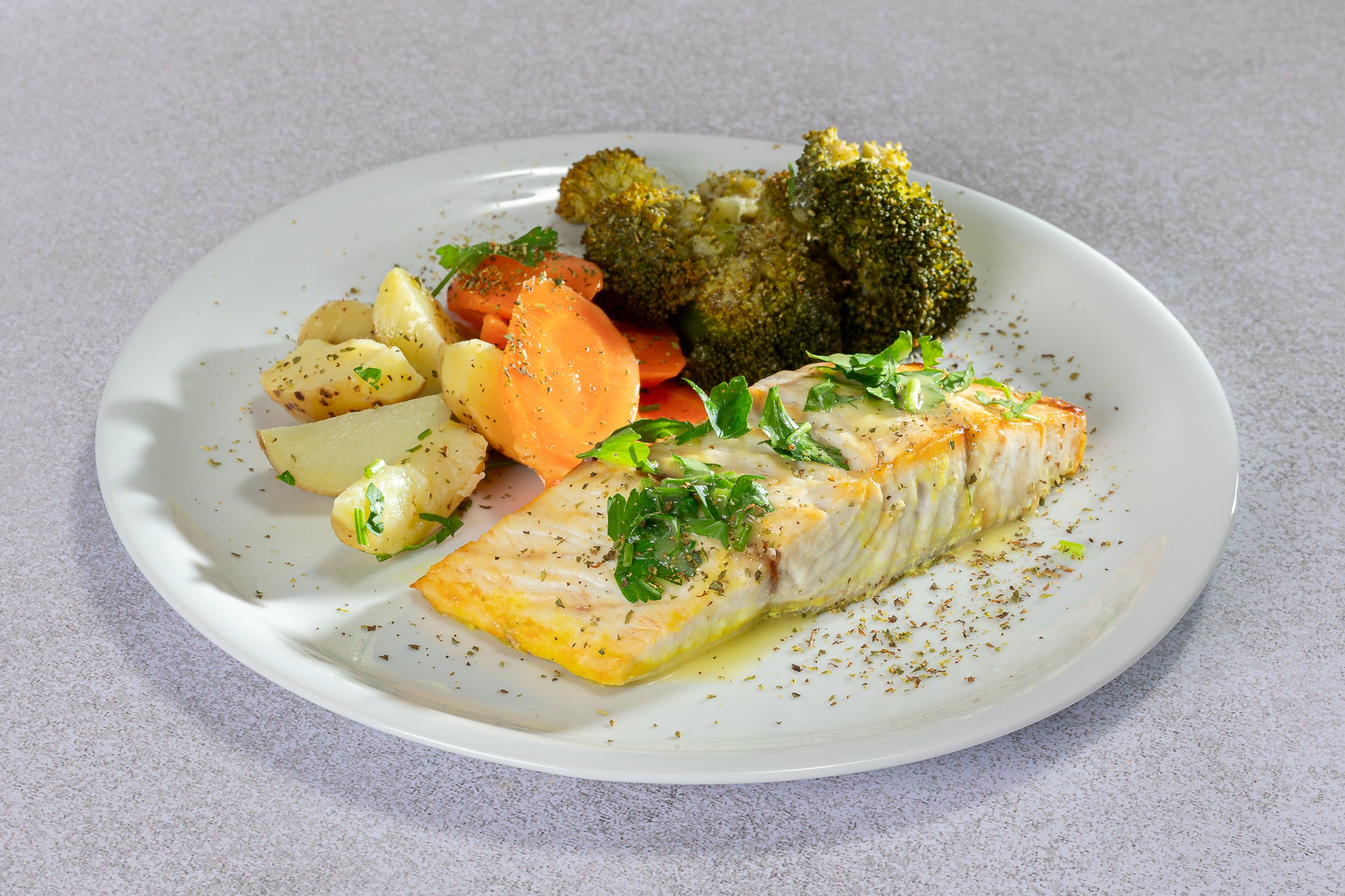 Μυλοκόπι φιλέτο µε πατάτες, ποικιλία λαχανικών & λαδολέµονο