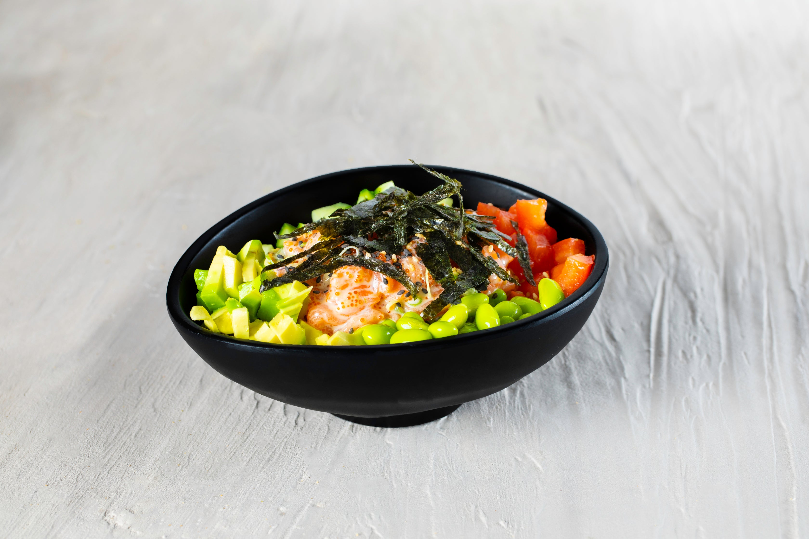 Poke bowl με μαριναρισμένο Σολομό σε dressing από σουσάµι